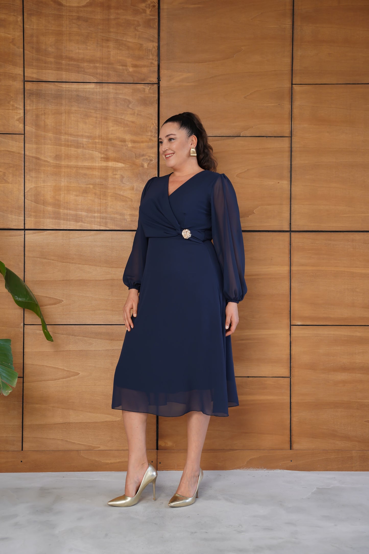 Gold Broşlu Şifon Abiye Elbise