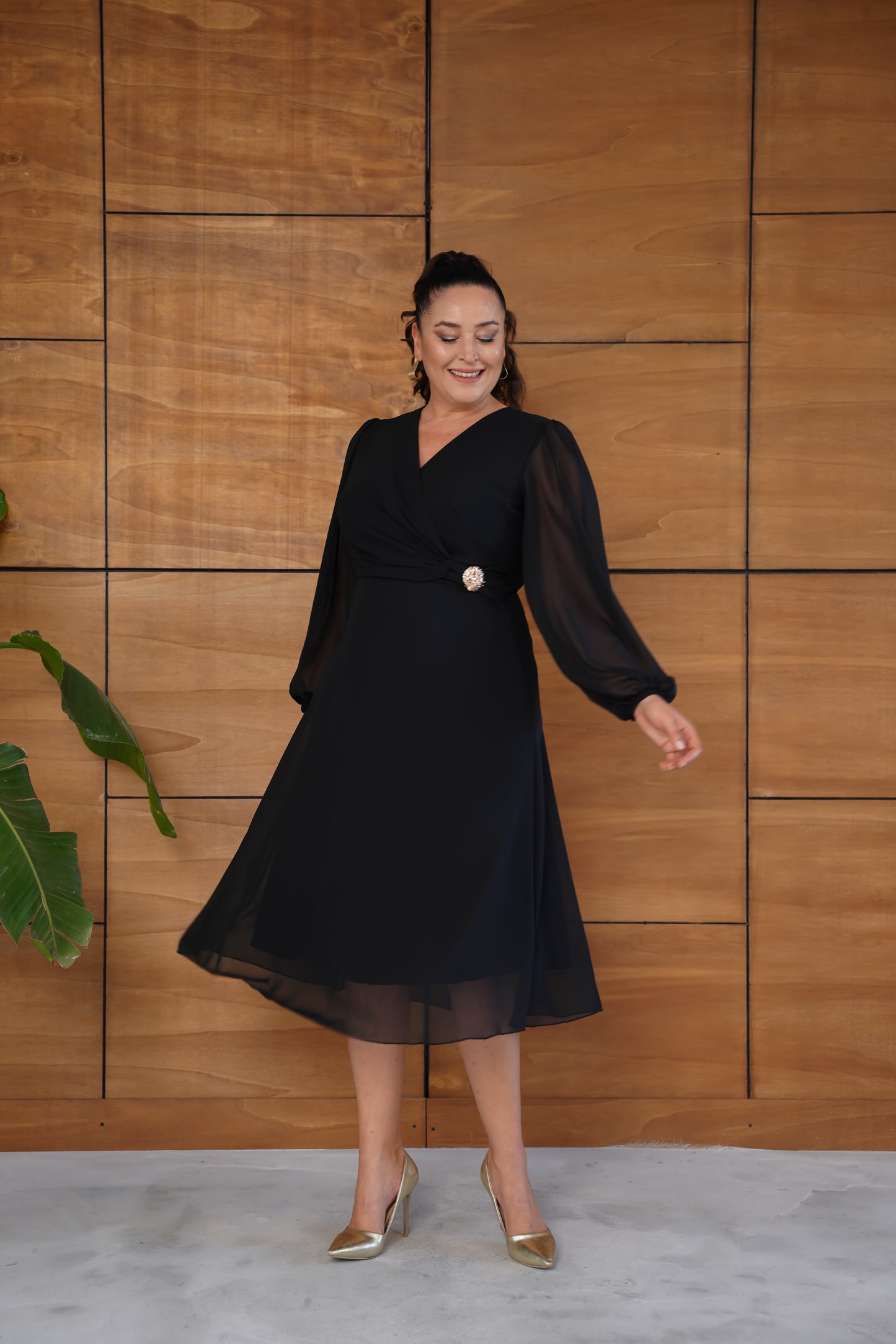 Gold Broşlu Şifon Abiye Elbise