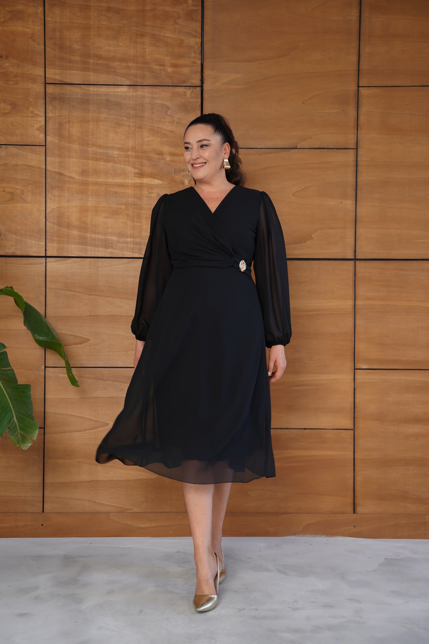 Gold Broşlu Şifon Abiye Elbise