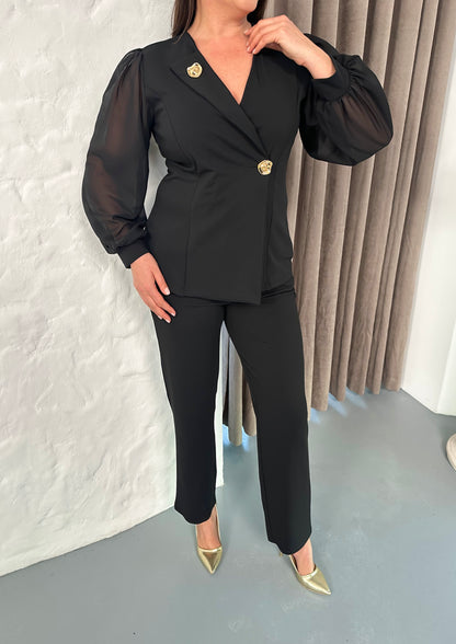 Broşlu Ceket Yaka Takım