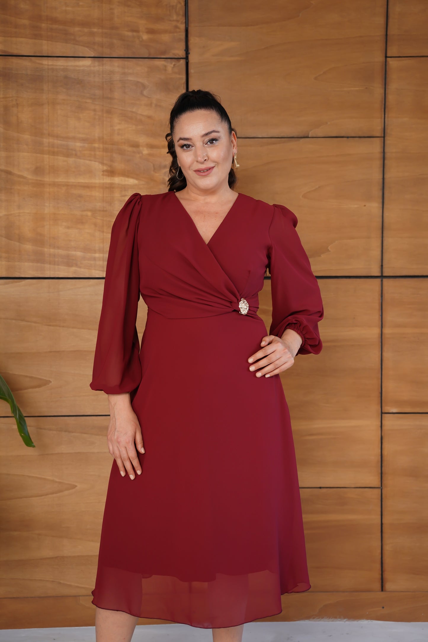 Gold Broşlu Şifon Abiye Elbise