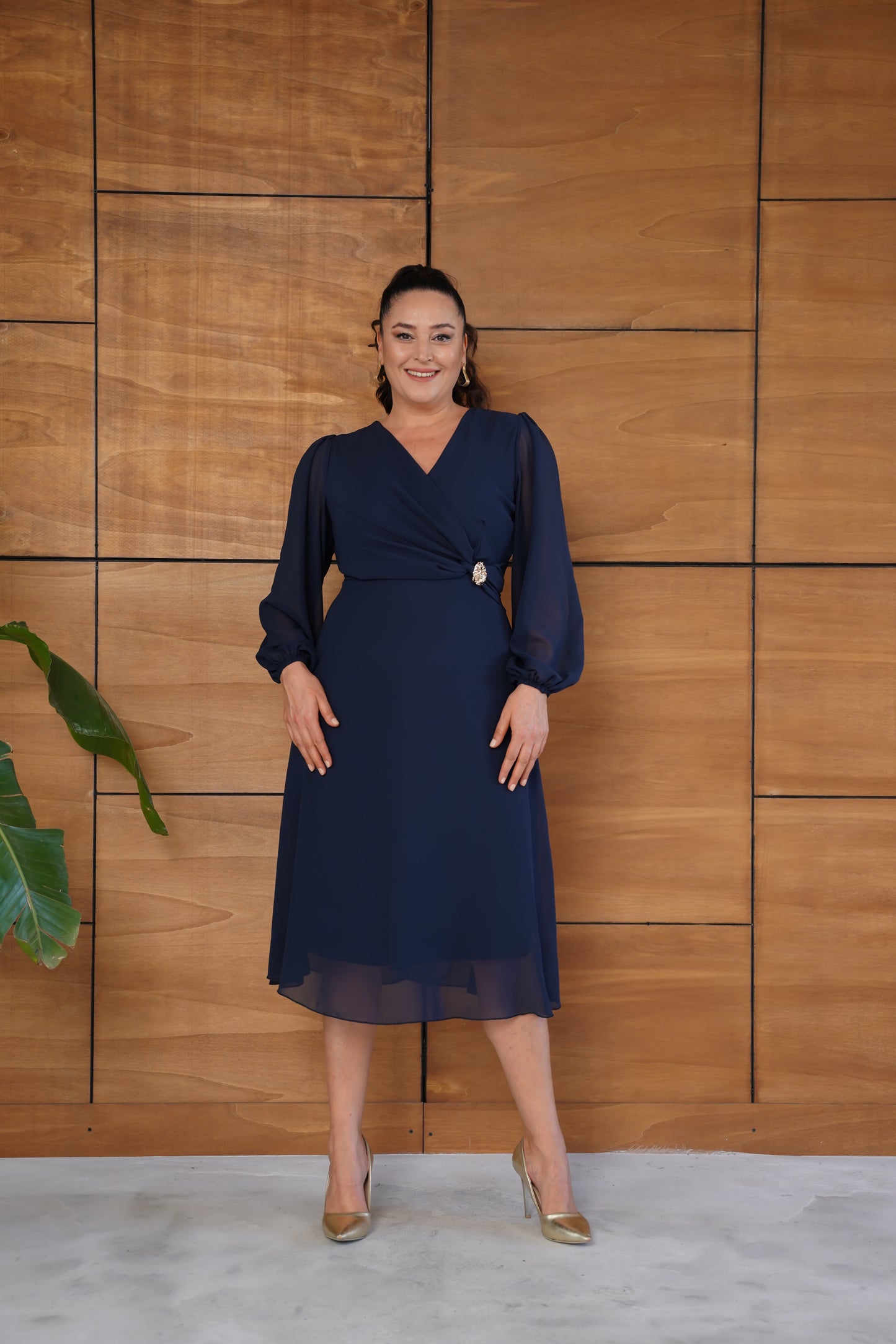 Gold Broşlu Şifon Abiye Elbise