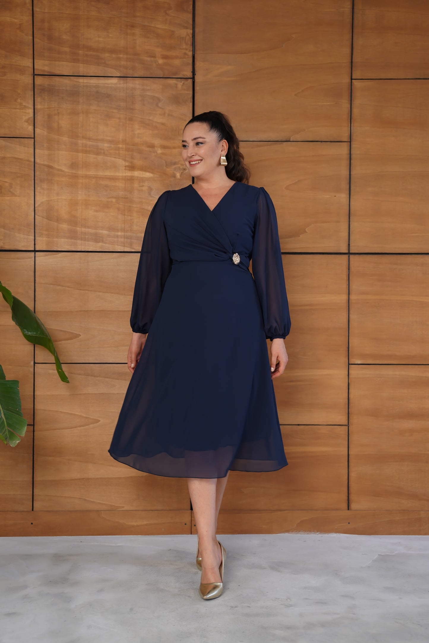 Gold Broşlu Şifon Abiye Elbise